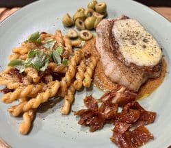 Überbackener Schweinelachs mit Gemelli