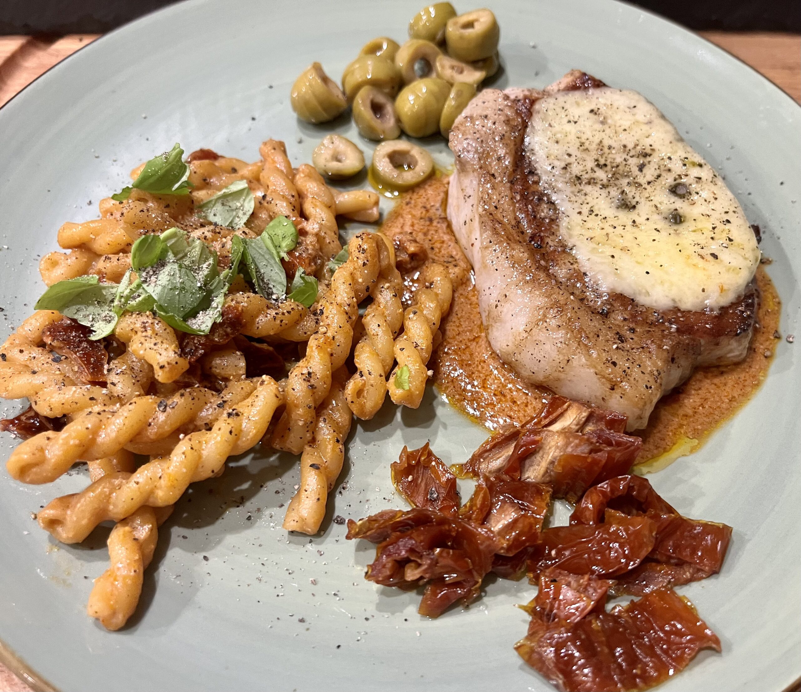 Überbackener Schweinelachs mit Gemelli