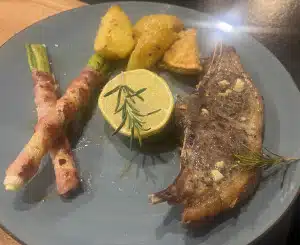Mit Rosmarin-Zitrone servieren