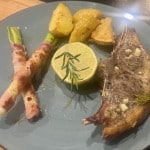 Italienische Lammkoteletts mit Parmesan kartoffeln und Frühlingszwiebeln im Schinkenmantel