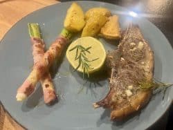 Italienische Lammkoteletts mit Parmesan Kartoffeln und Frühlingszwiebeln im Schinkenmantel