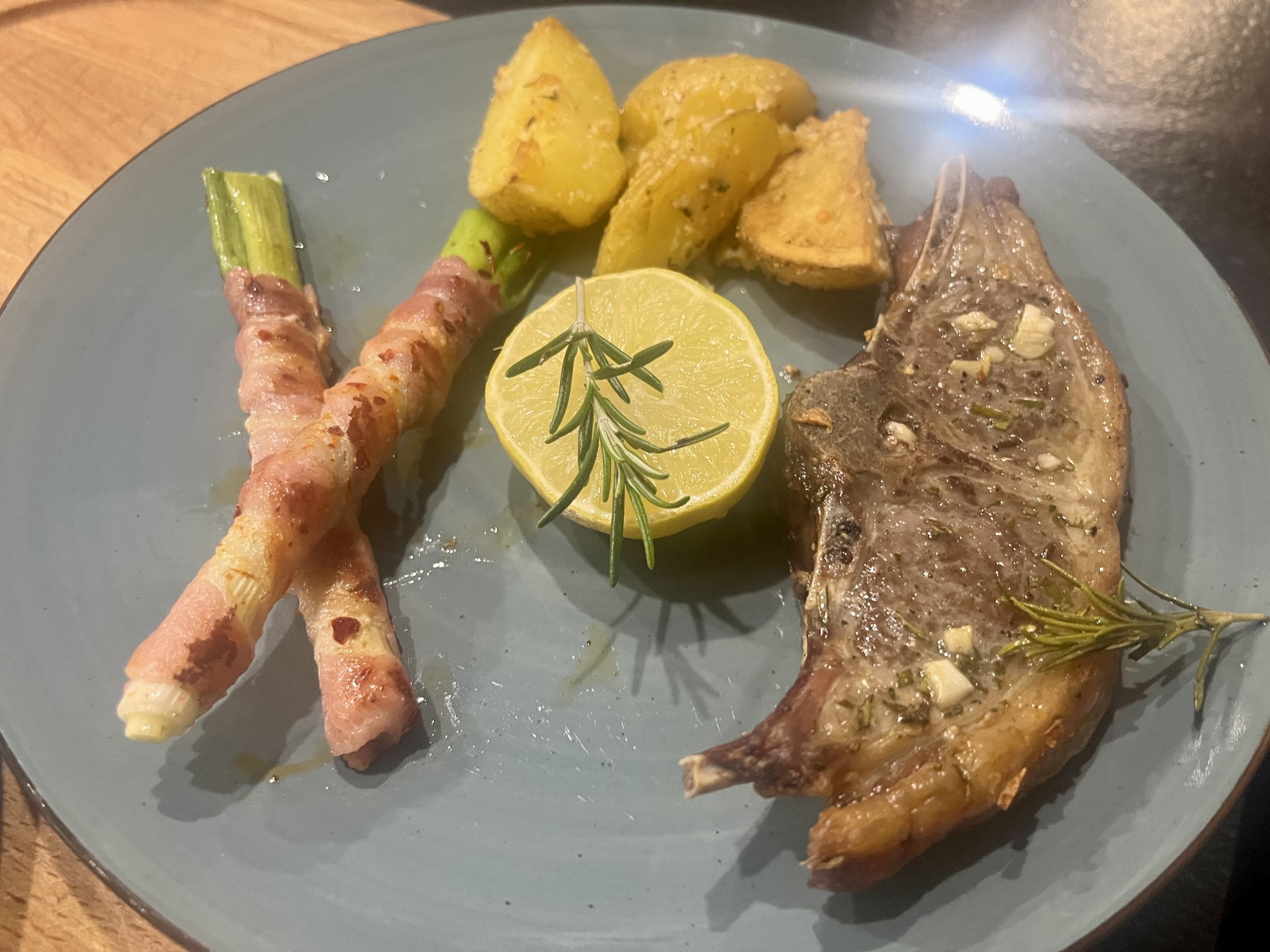 Italienische Lammkoteletts mit Parmesan Kartoffeln und Frühlingszwiebeln im Schinkenmantel