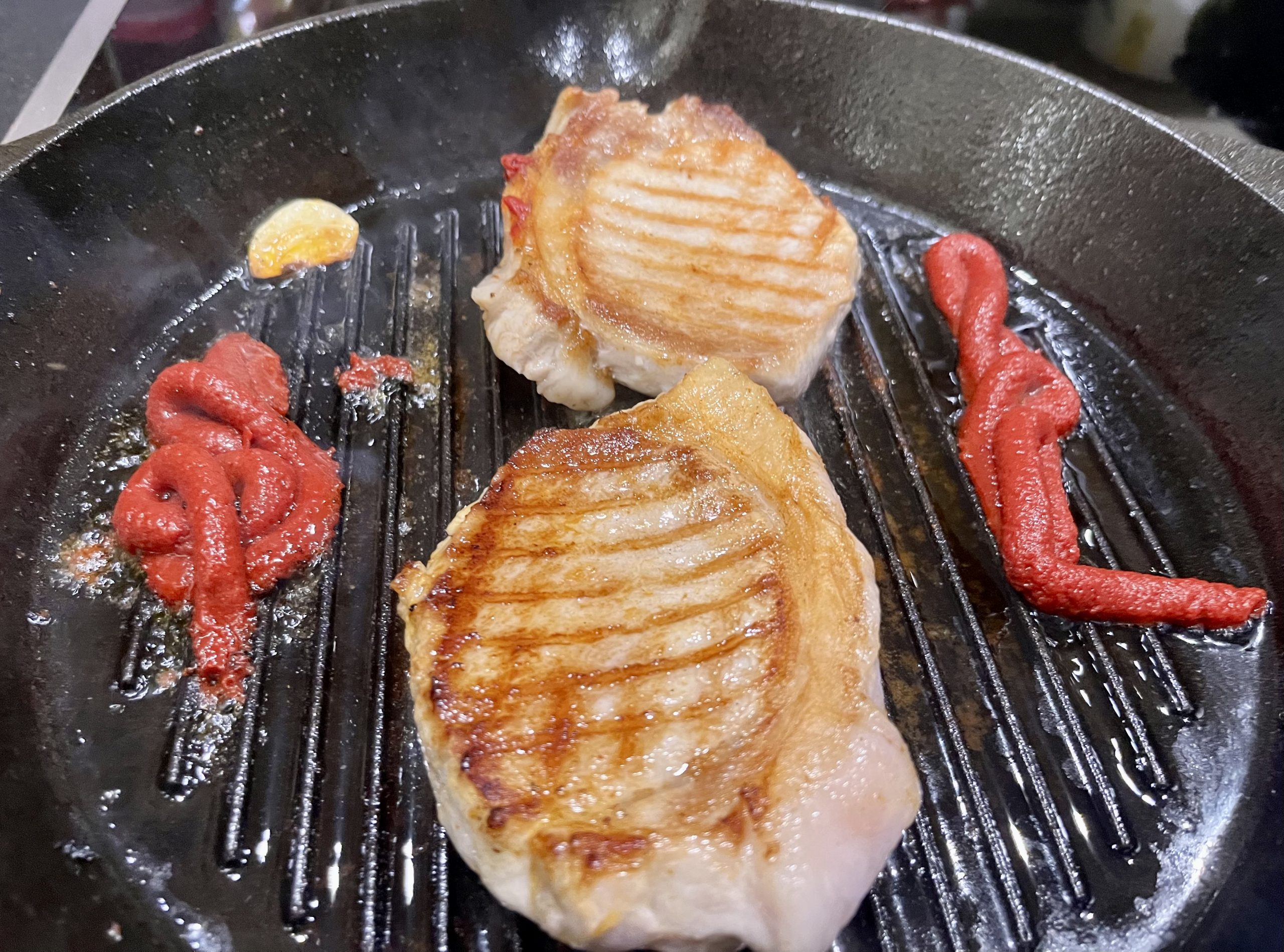 Schweinelachs gebraten mit Sauce