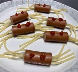 Spinnen-Würstchen für das Halloween Buffet