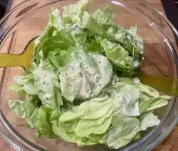 Grüner Salat mit Parmesan Dressing