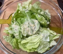Grüner Salat mit Parmesan Dressing