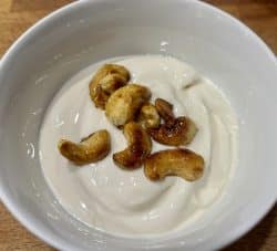 Joghurt mit Honig und kandierten Cashewkernen