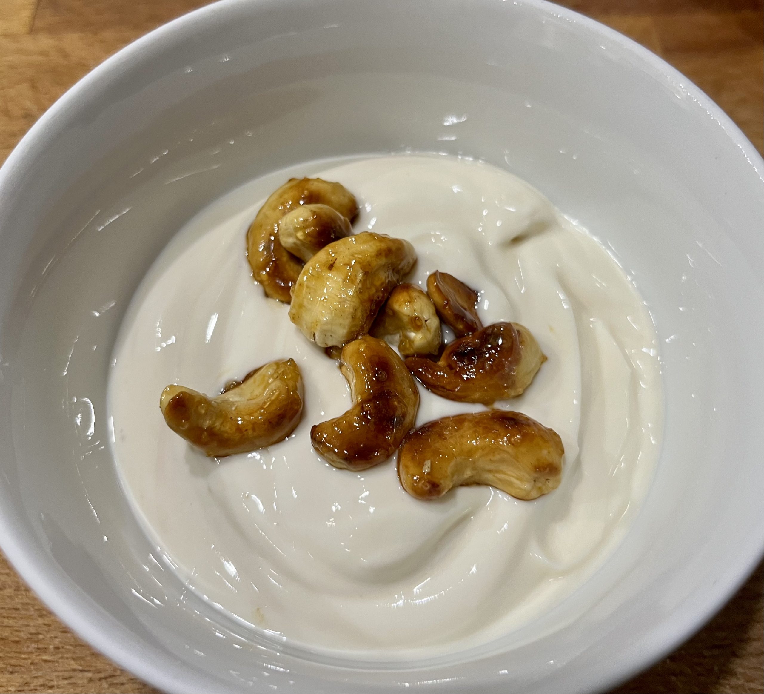 Joghurt mit Honig und kandierten Cashewkernen