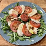 Tomate, Mozzarella, Rucola anrichten
