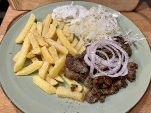 Gyrosteller mit Pommes Frites und Krautsalat