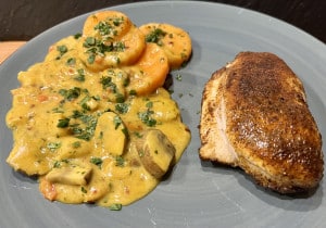Hähnchenbrust und Süßkartoffel Pfanne nebeneinander anrichten