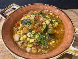 Zucchini-Hackfleisch Suppe mit Mais und Gigantes