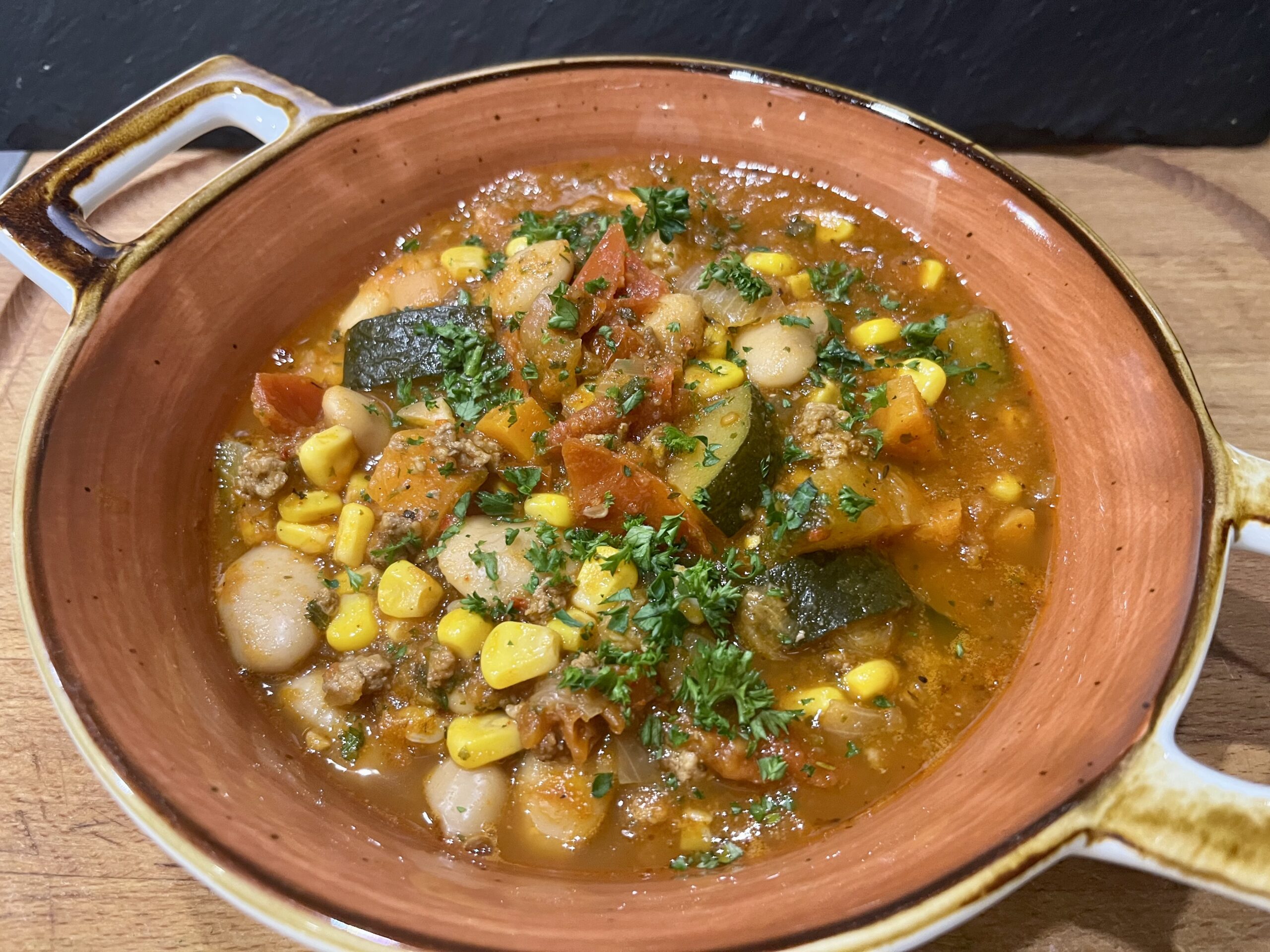 Zucchini-Hackfleisch Suppe mit Mais und Gigantes