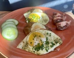 Kartoffelpuffer mit gebackenem Ziegenkäse und Spiegelei