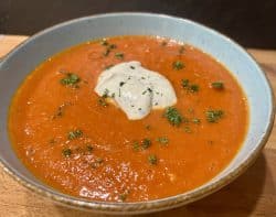 Zuppa di pomodoro al ginepro – Wacholder-Tomatensuppe
