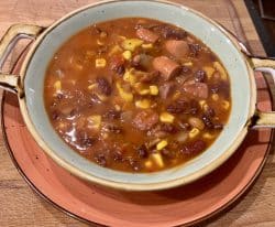 Deftige Bohnensuppe mit Mais und Würstchen