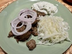 Dönerteller mit Krautsalat und Tzatziki