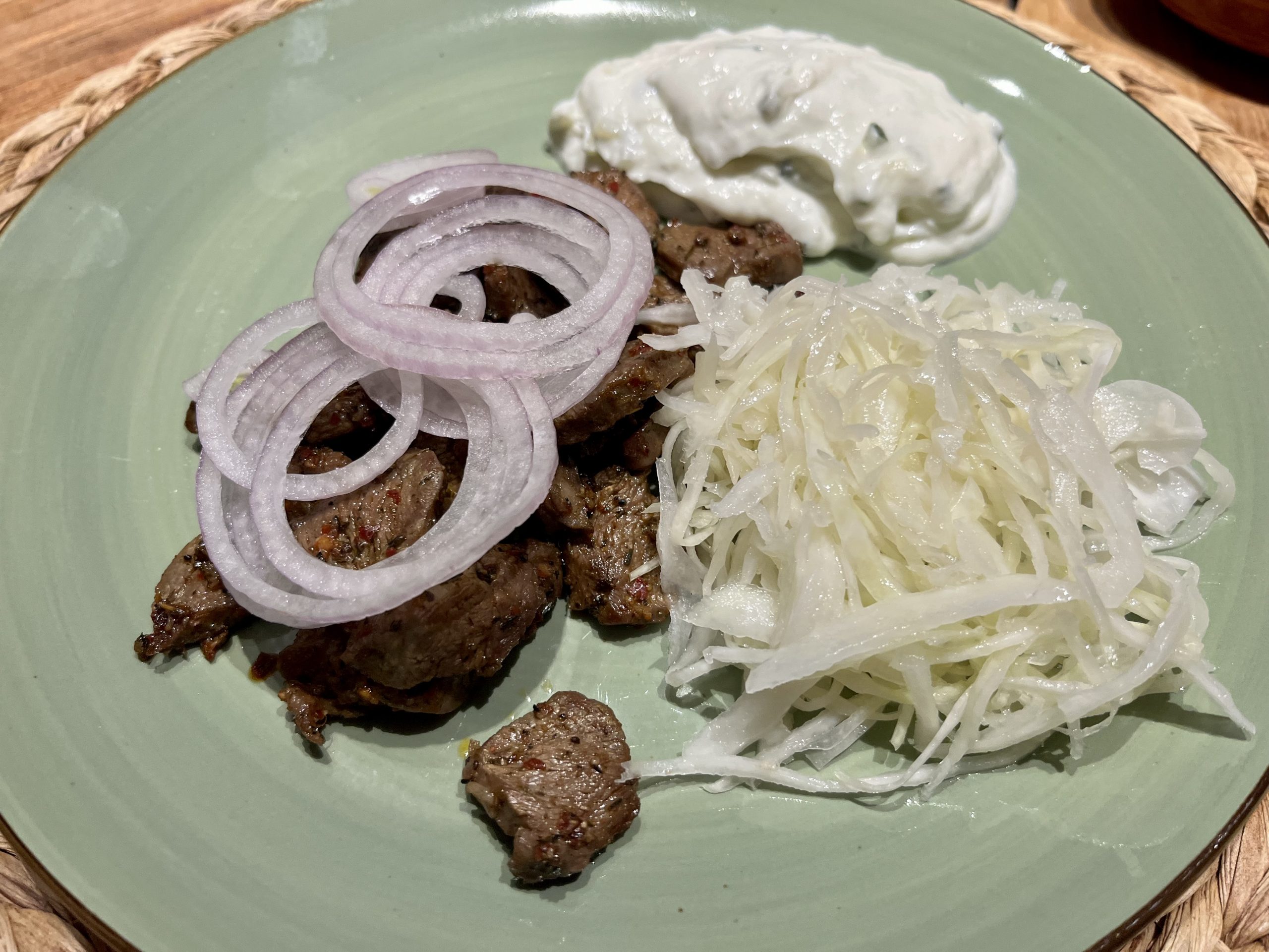 Dönerteller mit Krautsalat und Tzatziki Dönerteller mit Krautsalat und Tzatziki