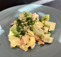 Rührei mit Lachs und Avocado