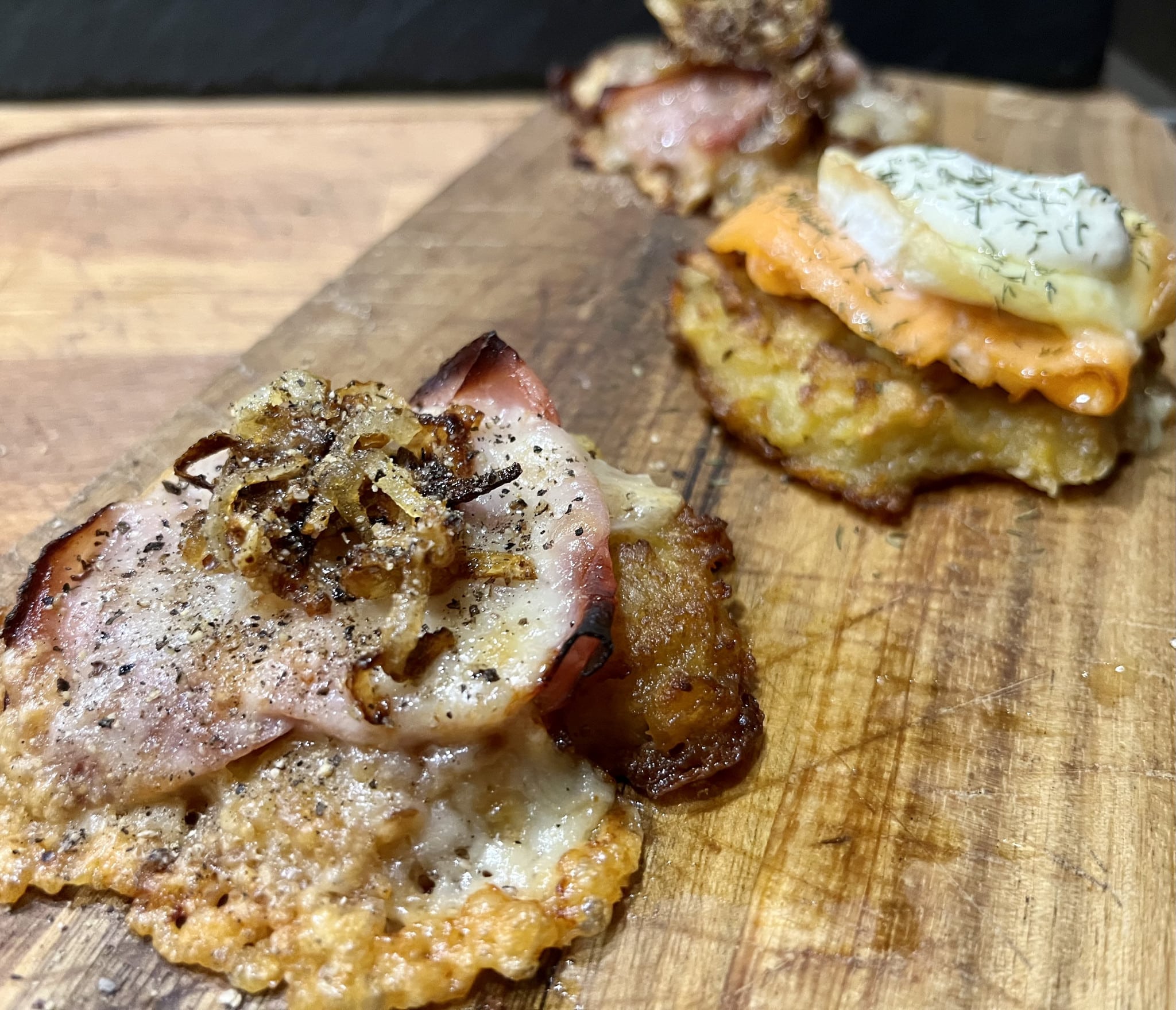 Gratinierte Reibekuchen Lachs-Camembert und Schinken-Käse Gratinierte Reibekuchen Lachs-Camembert und Schinken-Käse