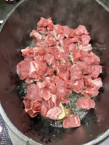 Fleisch klein schneiden und anbraten