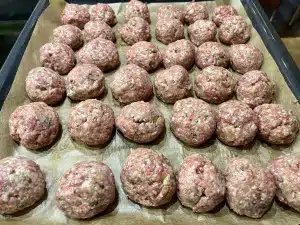 Hackbällchen auf dem Backblech