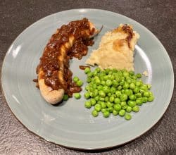 Kalbsbratwurst mit Zwiebelsauce und Kartoffelpüree