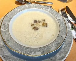 Südtiroler Weinsuppe mit Zimt-Croutons