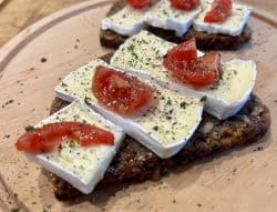 Vollkornbrot mit Camembert und Tomaten