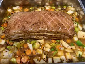 Krustenbraten auf Wurzelgemüse