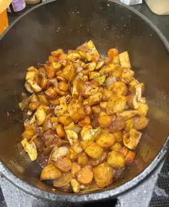 Tomatenmark und Rotwein dazugeben