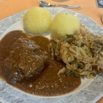 Kalbsbäckchen aus dem Dutch Oven mit Klößen und Parmesan-Wirsing