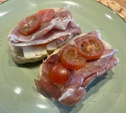 Käse-Schinken-Tomaten Brötchen