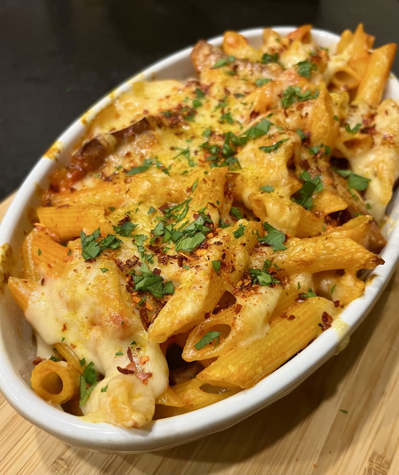 Scharfe Bratwurst-Pasta mit Käse