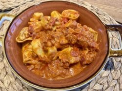 Tortellini con pancetta e salsa di pomodoro – Tortellini mit Bacon-Tomatensauce