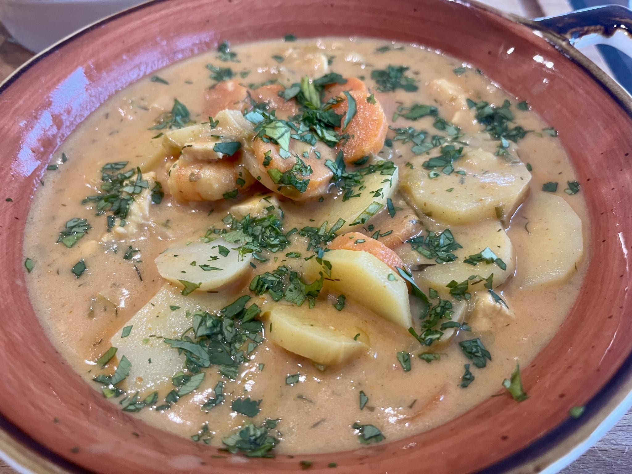 Asiatische Kartoffelsuppe mit Lachs und Krabben