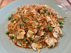 Gebratener Kichererbsen Reis mit Erbsen und Ei