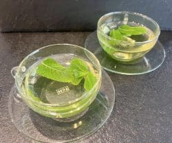 Tee aus frischen Minzblättern
