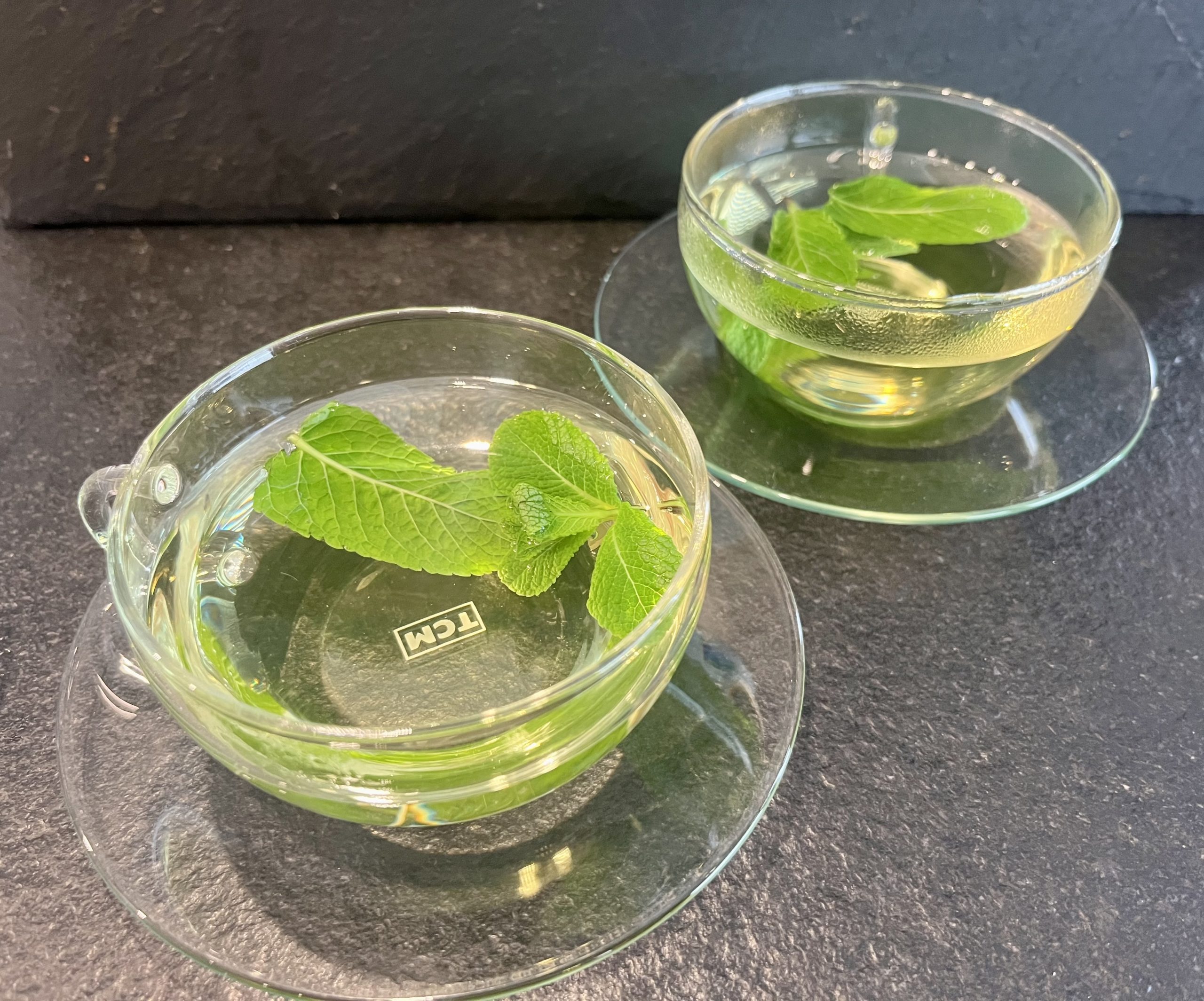 Tee aus frischen Minzblättern