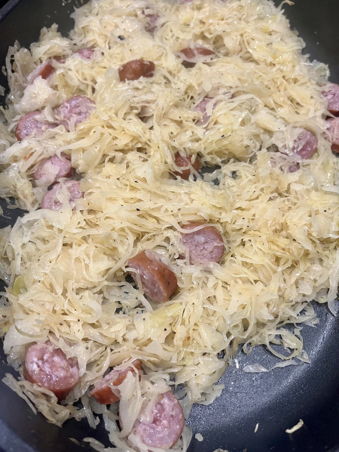Sauerkraut mit Mettwurst und Kartoffelpüree Sauerkraut mit Mettwurst und Kartoffelpüree