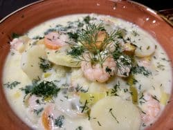Norddeutsche Kartoffelsuppe mit Lachs und Krabben