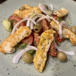 Griechischer Bauernsalat mit gegrilltem Halloumi