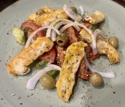 Griechischer Bauernsalat mit gegrilltem Halloumi