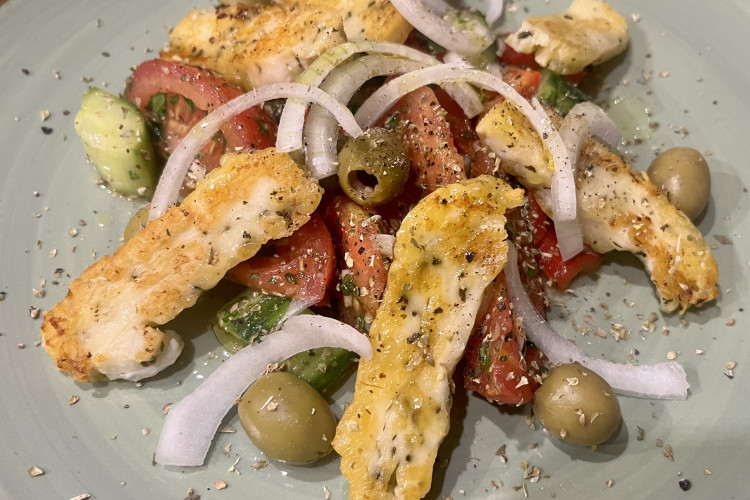 Griechischer Bauernsalat mit gegrilltem Halloumi