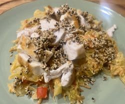 Paprika-Chili-Spitzkohl mit gebratener Hähnchenbrust und geröstetem Sesam