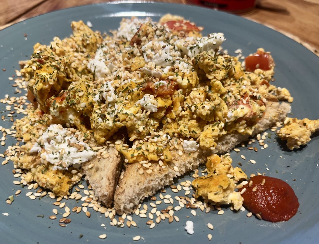 Marokkanisches Rührei mit Sesam