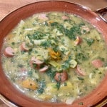 Bohnen-Kartoffel Suppe mit Schnibbelwürstchen