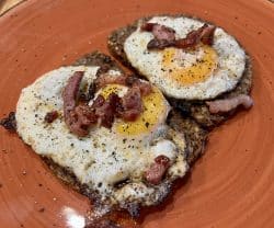 Spiegelei auf Schwarzbrot mit Speck und Muskatnuss