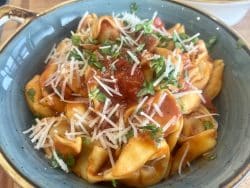 Tortellini mit Caponata und Parmesan