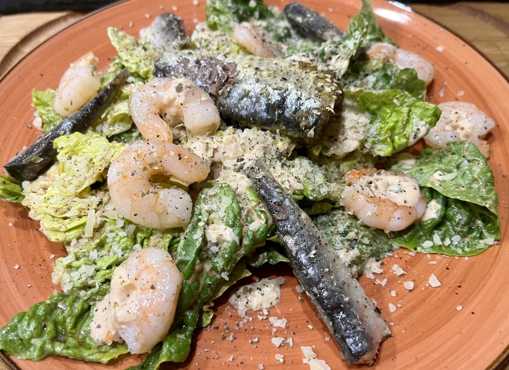 Romanasalat mit Sardinen und Krabben